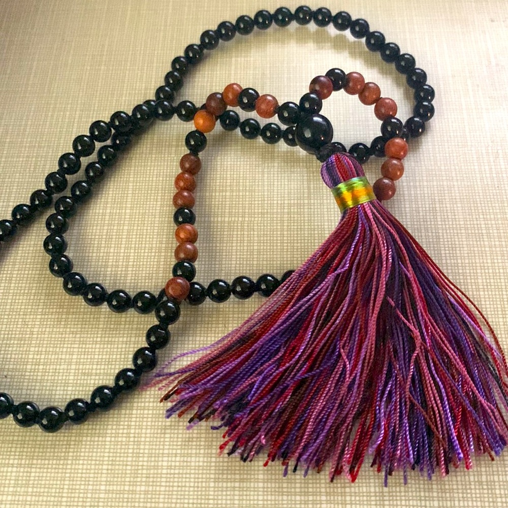 New BEAUTIFUL Natural Black Agate Sandalwood. beads Chakra Necklace